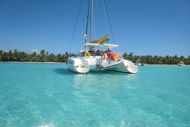 Saône Island in Catamaran and speedboat (blue lagoon) swimming pool. - Five things to know before booking
