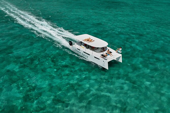SouthEast Lagoon Discovery on shared basis on a Power Catamaran - Crew service and the mood on board