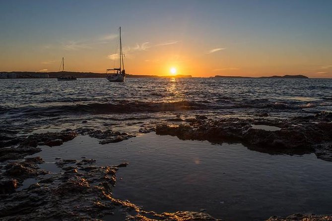 Sunset Catamaran Expedition in front of Cafe Mambo - Key things to know before booking