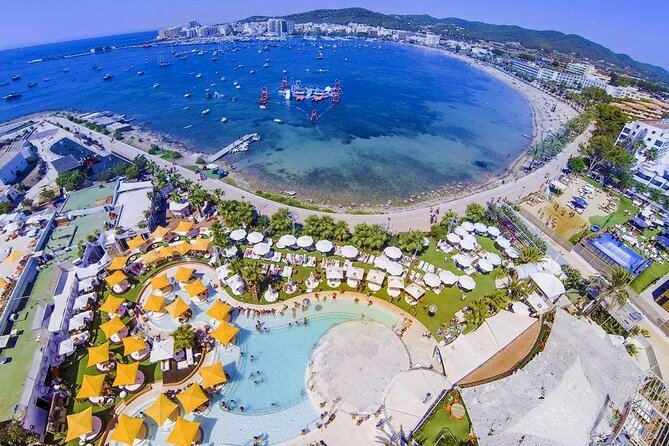 Sunset Catamaran Expedition in front of Cafe Mambo - Who will enjoy this private catamaran most?