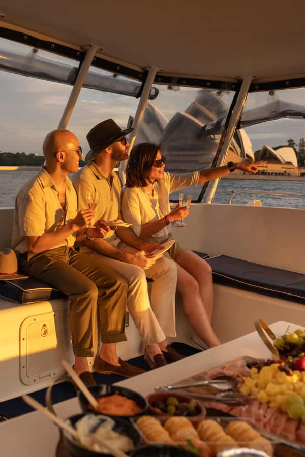 Sydney Harbour: Sunset Catamaran Cruise - The first minutes: leaving Circular Quay