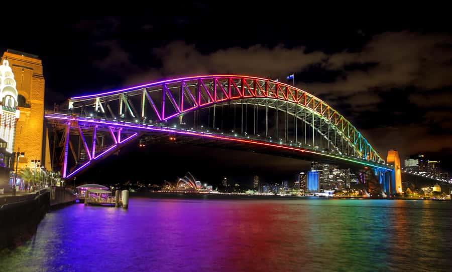 Sydney: Premium Catamaran Vivid Cruise with Welcome Drink - The 90-Minute Route Through Sydney Harbour