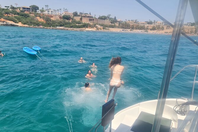 Torrevieja Adventure Tour with the Catamaran Apaelo - What the Crew and Boat Add to the Price