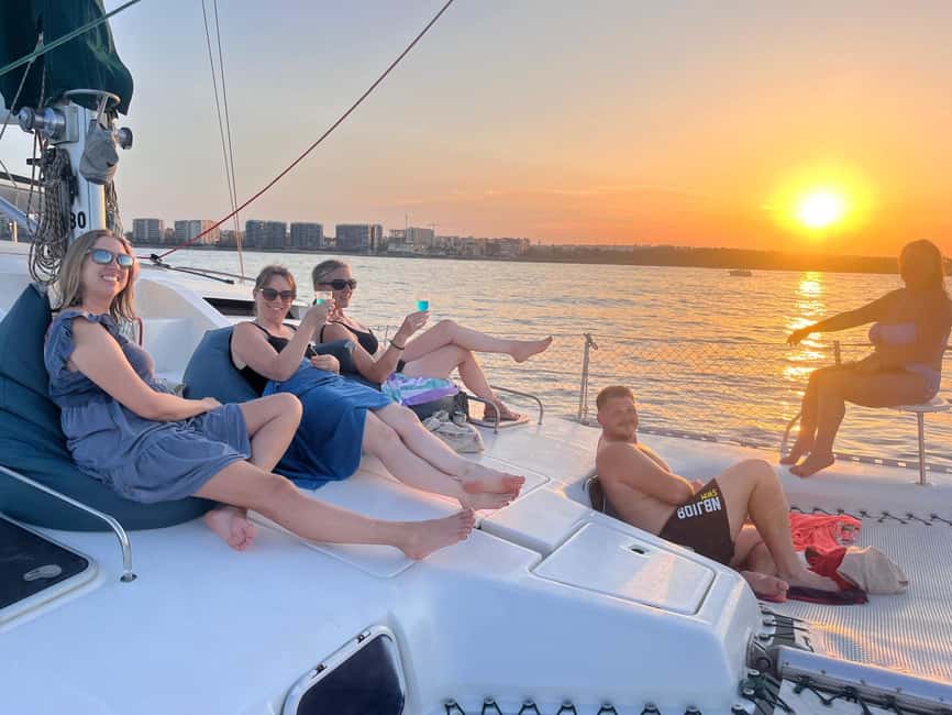 Torrevieja: Sundowner tour on the catamaran Apaleo - Sunset with Prosecco in hand