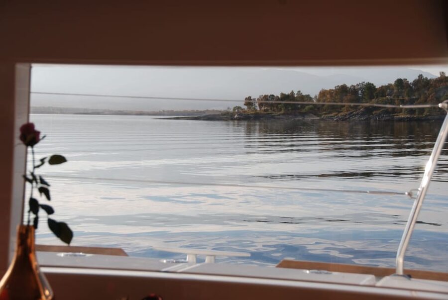 Tromsø: Fjord and Islands Luxury Catamaran Cruise - The first hour: mountains, islands, and open water