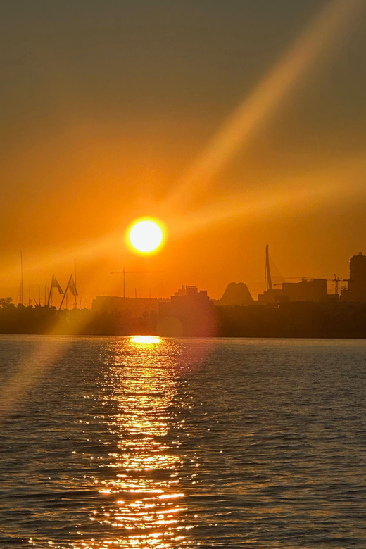 Valencia: VIP Sunset Cruise in Catamaran with drink - A short sunset cruise with a clear purpose