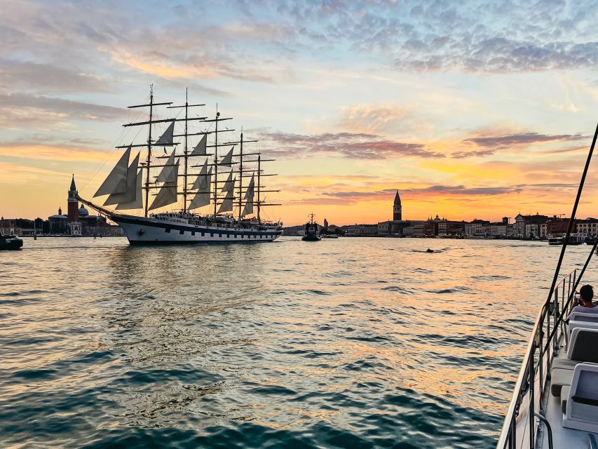 Venice: Catamaran Sunset Jazz Cruise with Aperitivo - Best seats, clothing, and timing tips
