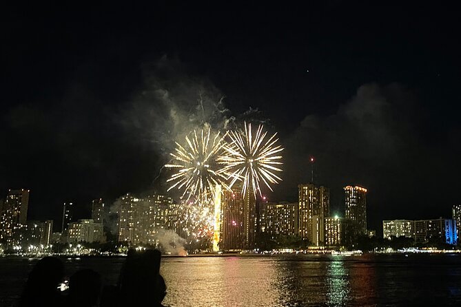 Waikiki: Friday Night Fireworks Catamaran Cruise - Positioning offshore for the Hilton fireworks