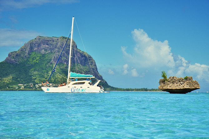 WEST Shared Cruise : OCÉANE Full Day Catamaran Ile aux Bénitiers - Ile aux Bénitiers, beach time with a busy side