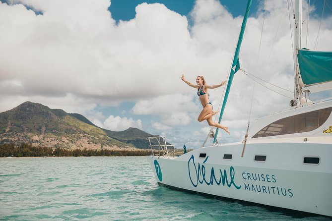 WEST Shared Cruise : OCÉANE Full Day Catamaran Ile aux Bénitiers - What the crew and boat experience add