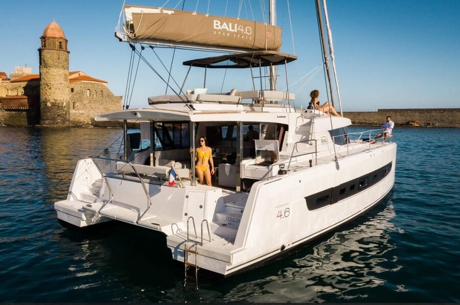 Yacht catamaran trip to the Lavezzi Islands - Finding your place on a 4.6 catamaran